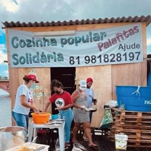 Ação cria cozinha sobre palafitas para combater a fome em bairro do Recife